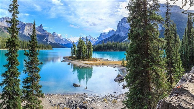 حديقة جاسبر الوطنية - Jasper National Park
حديقة جاسبر الوطنية هي موطن لمجموعة كبيرة ومتنوعة من المناظر الطبيعية الخلابة والشلالات والوديان والبحيرات والأنهار الجليدية والجبال. كما تشمل بحيرة بيراميد وأثاباسكا الجليدية التي تعد واحدة من مناطق الجذب السياحية الأكثر روعة في كندا.
