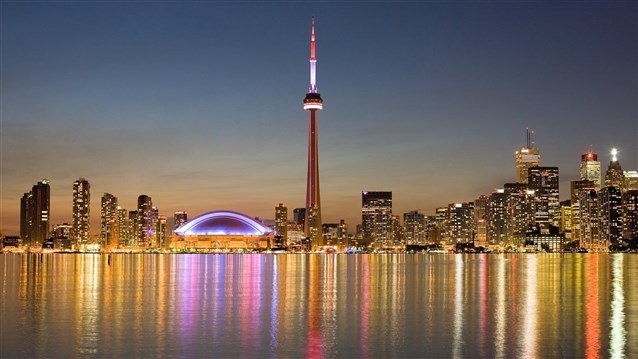 برج سي ان - CN Tower
برج CN هو أطول مبنى في العالم ويعد رمزاً لمدينة تورونتو وأنجز في عام 1976 ويبلغ البرج 553 متر ليقدّم الإستعراضات الجذابة للمدينة.